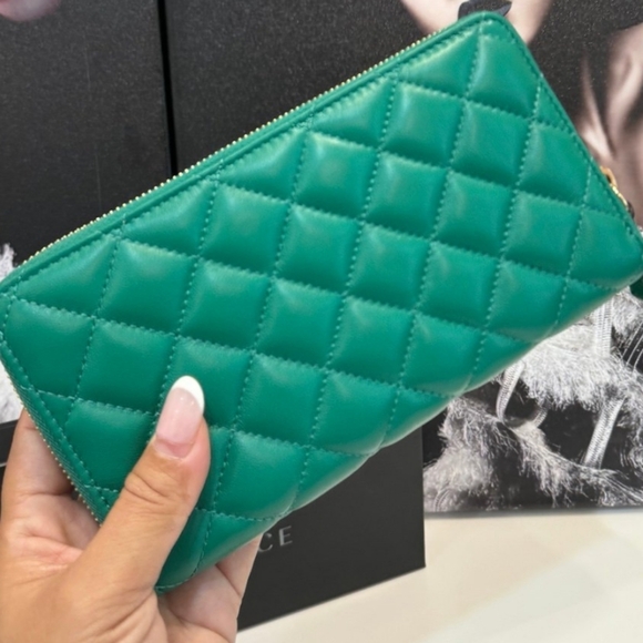 Versace Quilted Zipper Wallet/ BNWT/ GORGEOUS 😍 - Picture 5 of 9